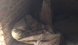 Video: Phát hiện xác chết trơ xương trong ngôi nhà hoang ở Tây Hồ